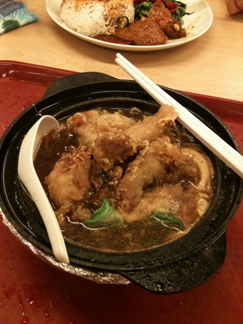 Claypot noodles with fried chicken