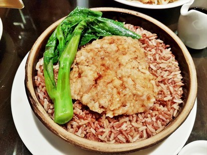 Earthen Bowl Steamed Red Rice With Hand-Chopped Minced Pork